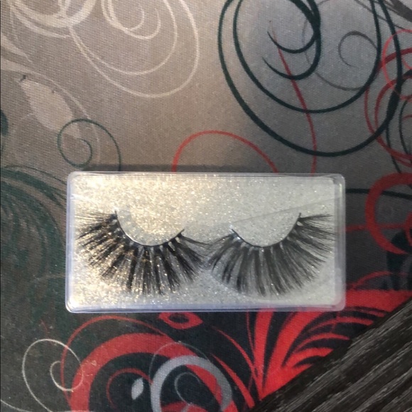 Lashes - Picture 7 of 11